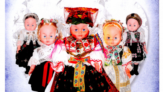 Výstava: " Čaro krojovaných bábik"