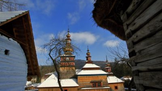 Skanzeny a drevené chrámy na severovýchode Slovenska sa otvárajú